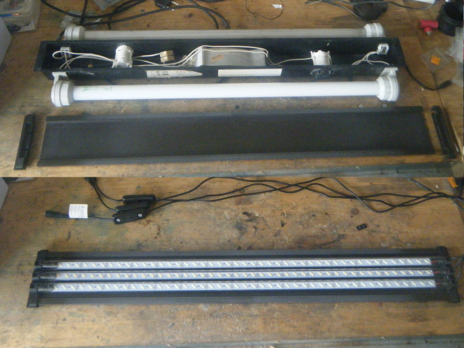 Amazone angle Transformation d’une rampe à néons Juwel en rampe LED :

Désassemblage : retirer les deux embouts de chaque côté qui sont collés avec de la silicone, alors avec un peu de force ça se déboite. Ensuite séparer le couvercle du reste de l’armature avec l’aide d’un cutter ; celui-ci est aussi collé avec de la silicone.

Tubes LED : je les ai trouvé en Pologne : https://aqualed.com.pl/pojedy%C5%84cze/547-profesjonalna-%C5%9Bwietl%C3%B3wka-akwarium-led-8520-20cm-i.html même avec les 20€ de transport ça vaut le coup. J’ai dû enlever une section de 3 LEDs et raccourcir les tubes de 3cm.

Assemblage : 2 nouveaux embouts de l’imprimante 3D et avec le couvercle de l’ancienne rampe tout se clips ensemble. J’ai choisi 2 tubes en 6500K et un tube en 3500K pour un total de 135 LEDs à 45W.