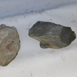 Deux pierres pour déco aquarium