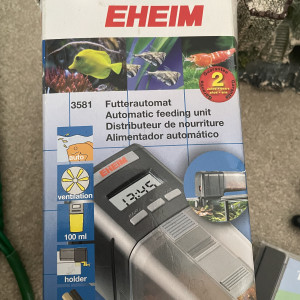 Aquarium Nano Cube 20 litres, accessoires et notice d’utilisation.