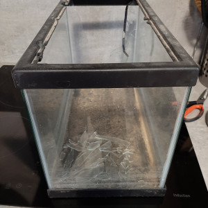 Aquarium 20L cuve vide à réparer