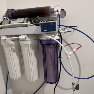 1 osmoseur pour aquarium 380L/Jour 100GPD avec pompe booster cartouche de déionisation et testeur TDS comme neuf complet dans son emballage d'origine