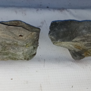 Deux pierres pour déco aquarium