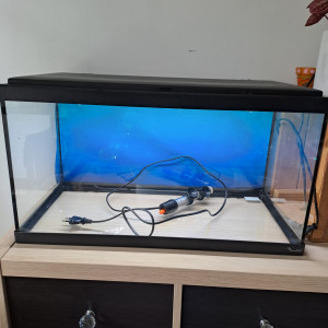 Aquarium 60l peu servi avec meuble